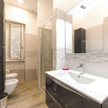 Apartment Guesthost - Lovely Near Piazza Firenze!