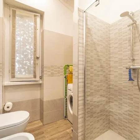 Guesthost - Lovely Near Piazza Firenze! Apartment *