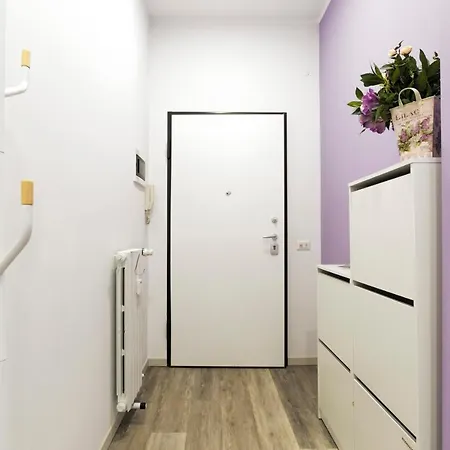 Guesthost - Lovely Near Piazza Firenze! Apartamento